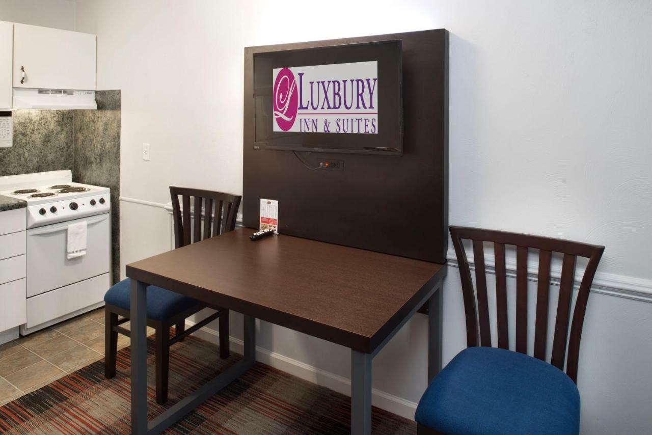 Luxbury Inn & Suites Мерівілл Екстер'єр фото